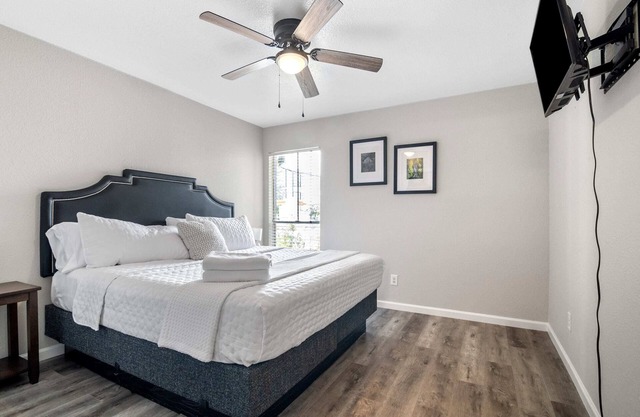 Modern & Cozy 2BR Flat | Workspace | 8 Min to Downtown