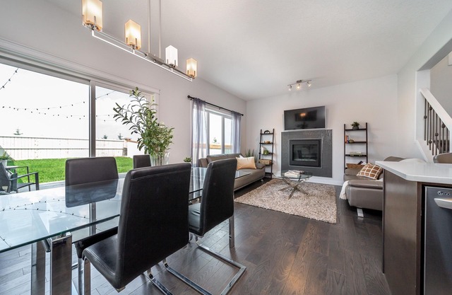 Modern*Cozy*Full House*Fireplace*Large Yard*YEG Airport*All Amenities*Sleeps 6