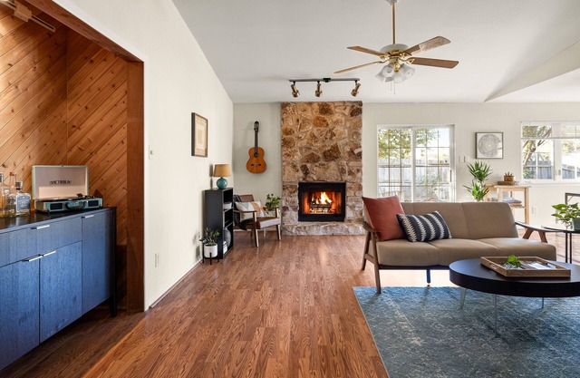 Modern, cozy retreat in Austin city limits! Pet-friendly! Strong WiFi!