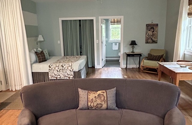 Modern, cozy studio "in the trees" in historic neighborhood; walk to downtown.