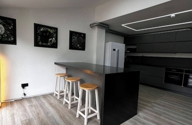 Modern en-suit room in Bristol 5