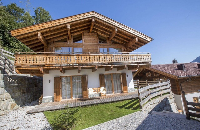 Modern Family Chalet, Pet Friendly, Sauna, Mountain Views