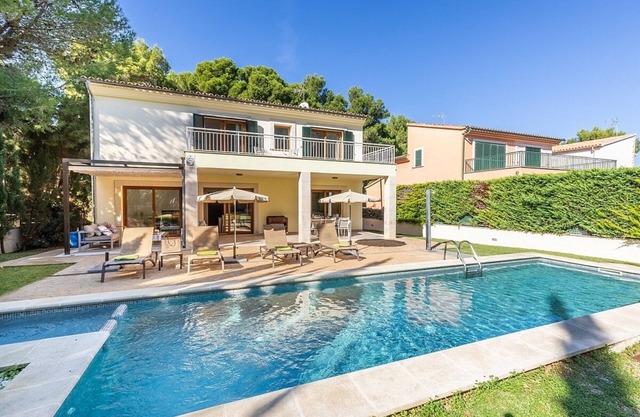 Modern Family Villa, A/C, Private Pool, 5 mins walk to Two Beautiful Beaches in Mal Pas, Alcudia!