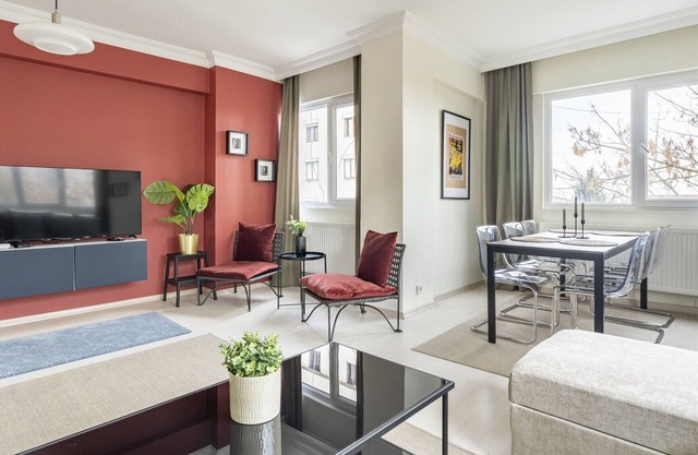 Modern Flat w Balcony 5 min to Bagdat Ave