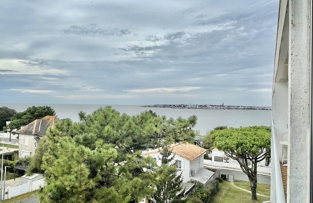 Modern apartment, sea view, elevator