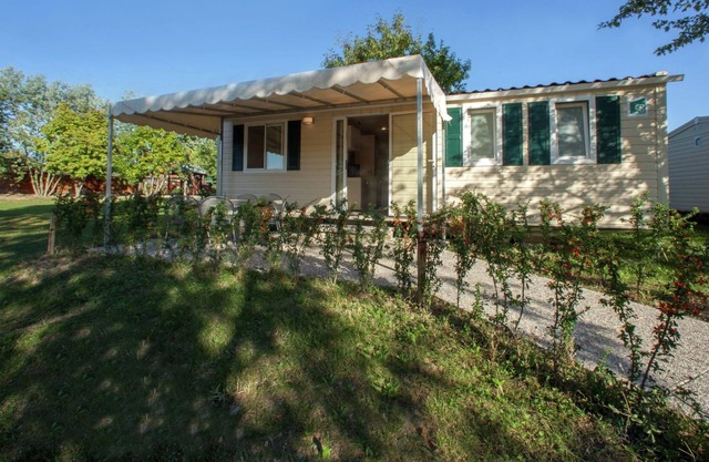 Modern furnished chalet with AC, 4km from Sirmione