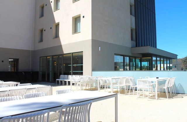 Modern Getaway w/Pool Access - Comfort & Convenience Near Local Attractions