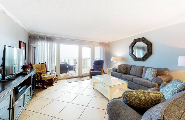 Modern Gulf-front condo with beach setup - close to restaurants