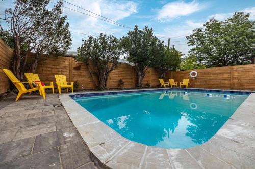 Modern Home Pool Still Open Two Fire Pits Free Parking Game Room