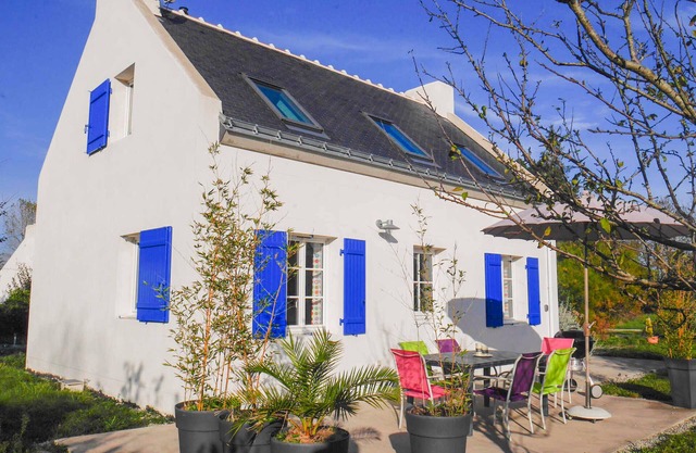 Modern Home with Garden, Near Beaches & Shops, 3* Comfort
