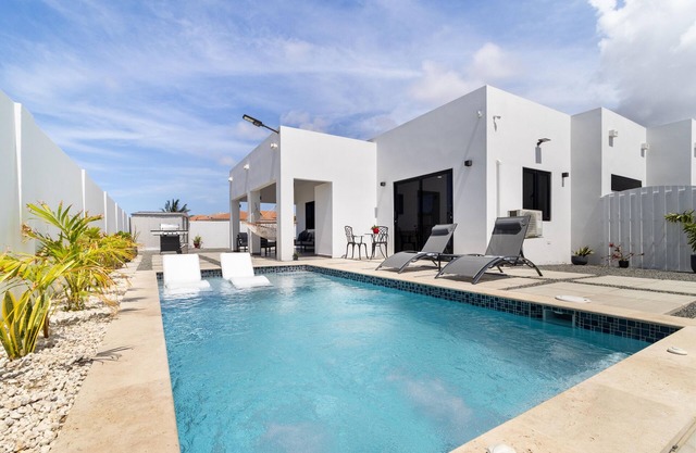 Modern home with Private Pool - FREE BBQ