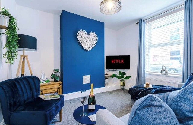 Modern house, city centre, perfect for groups!