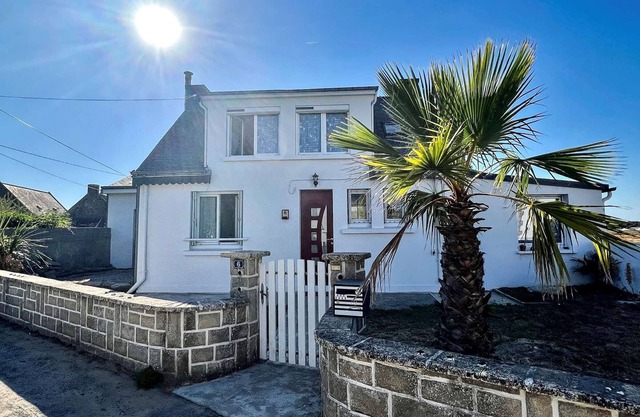 Modern house in Plouhinec with enclosed garden, Wifi, pets allowed, near beaches