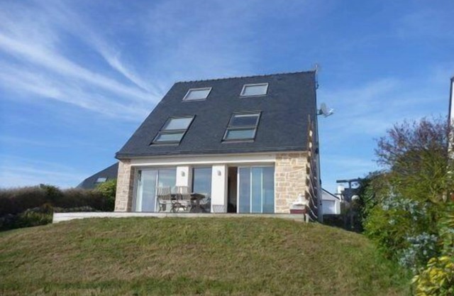 Modern house, very beautiful sea view, beach possibility on foot, 10 people max.