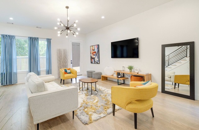 Modern Houston Home w/Yard, 3 Mi to Toyota Center
