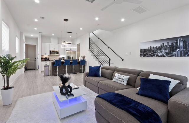 Modern Houston Townhome Near Med Center & Downtown
