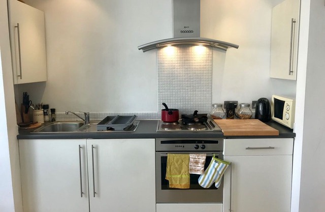 Modern Kensington Studio - 2 mins walk to Olympia! Airbnb SUPERHOST! 60+ Reviews