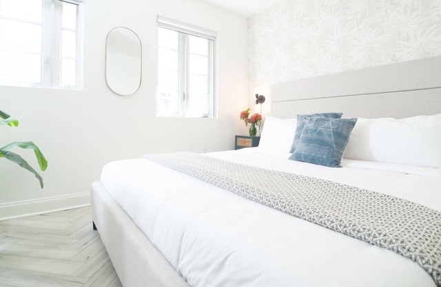 Modern King Studio, Steps away from the Beach