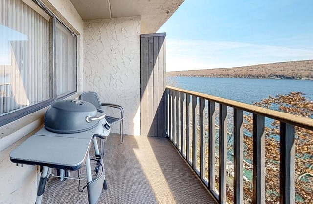 Modern lake-view condo near skiing with balcony, fireplace, W/D & full kitchen