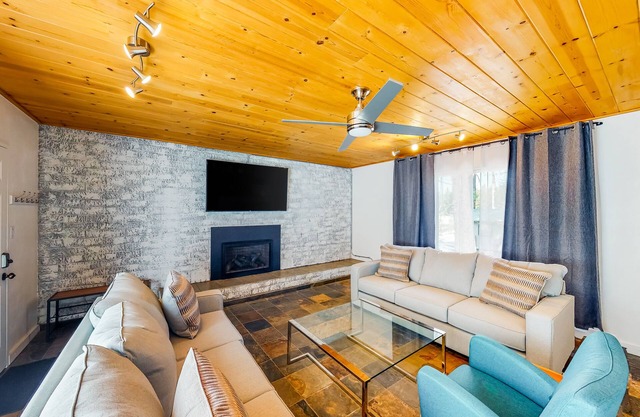 Modern lake-view hotel - all eight rooms - dog-friendly - near beach & golf