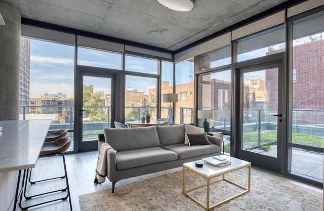 Modern Lakeview 2BR w/Roftop & Gym, nr Trail & Park, by Blueground