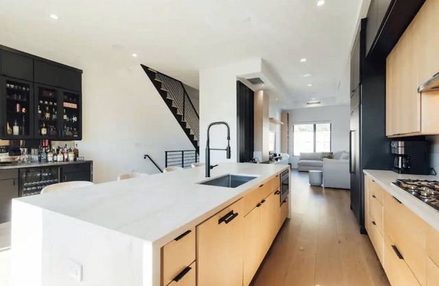 Modern Lux Penthouse. Rooftop Views of NYC!