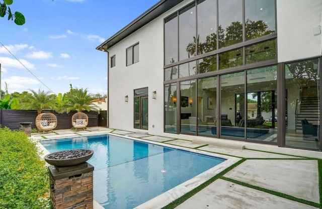Modern Luxurious 4 Bed Home Private Pool & Parking
