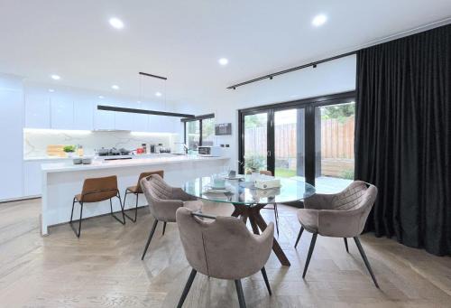 Modern Luxury 3B3 5B Townhouse SmartTV free garage