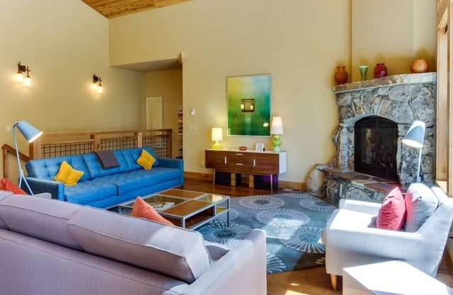 Modern luxury 4BR+ Tahoe Donner home, light-filled, perfect for 3 families