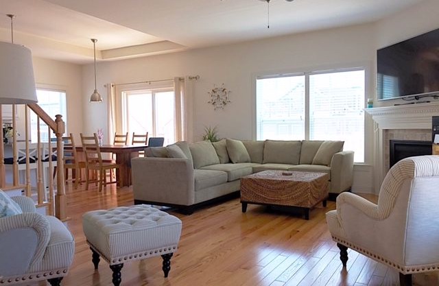 MODERN LUXURY!! OCEANSIDE, STEPS FROM THE BEACH!