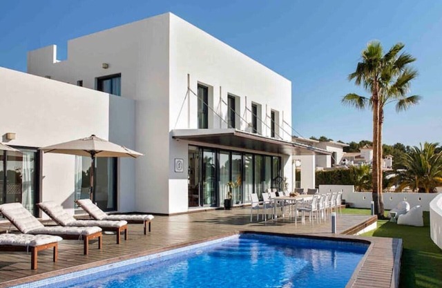 Modern Luxury Villa - 5 brm, heated pool, sea views, gym
