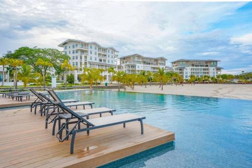 Modern - Marina View Balcony - Exquisite Pool - Sleeps 6