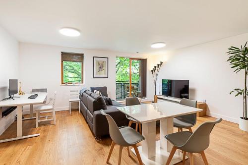 Modern Mile End Flat near Park