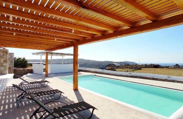 Modern Mykonos 2 Bd Aqua Apt w shared Pool