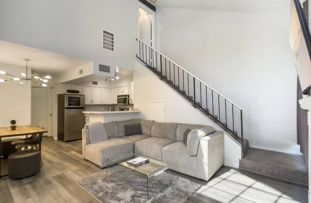 Modern on May-2 miles to ASU-Tempe/Mesa border Walk to Sloan Park! Pet Friendly