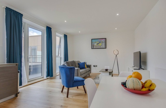 MODERN ONE-BEDROOM APARTMENT IN HEART OF HEATHROW