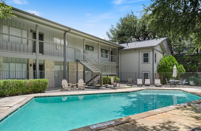 Modern Pet Friendly Condo w/Pool, Gym, Walk to SoCo, Lake & Downtown Austin
