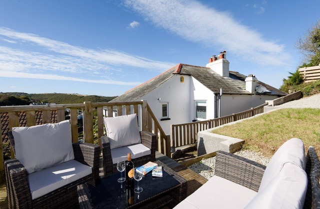 Modern, pet friendly house with lovely river views of Looe river. Parking with free EV charger