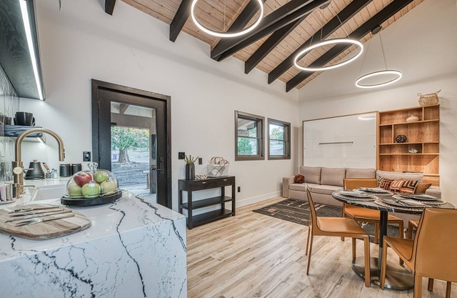 Modern pet friendly suite with AC adjacent to Yosemite National Park.