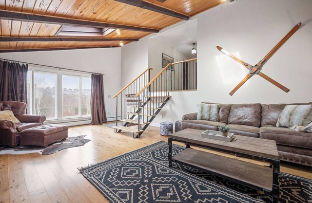 Modern Private Chalet-Close to Skiing, Shopping & Restaurants