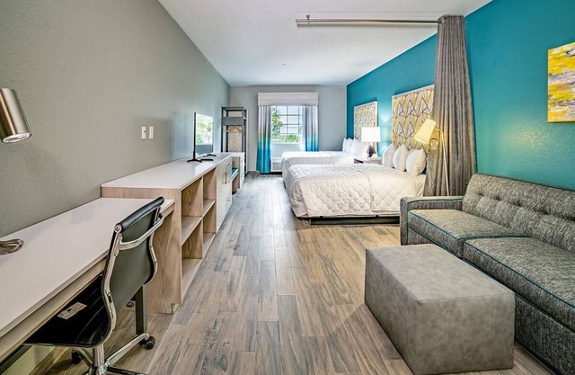 Modern Queen Hotel Suite