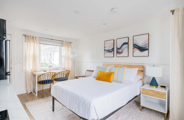 Modern & Renovated Studio Condo (Steps to the Beach!) - Pool, WiFi, Free Parking