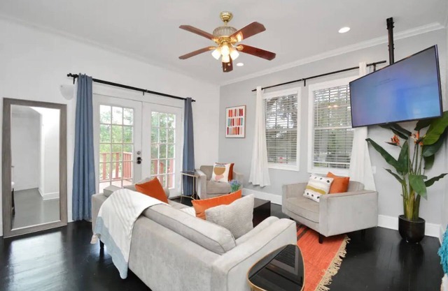 Modern retreat near Downtown Houston, TX, with king beds, pets are welcome.nnnn