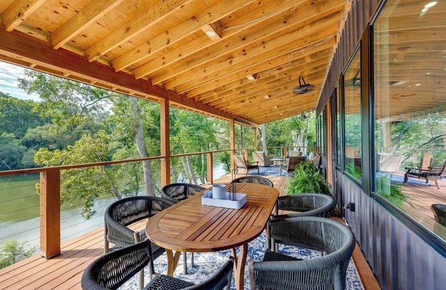 Modern, Riverfront Family House w/Balcony & Grill