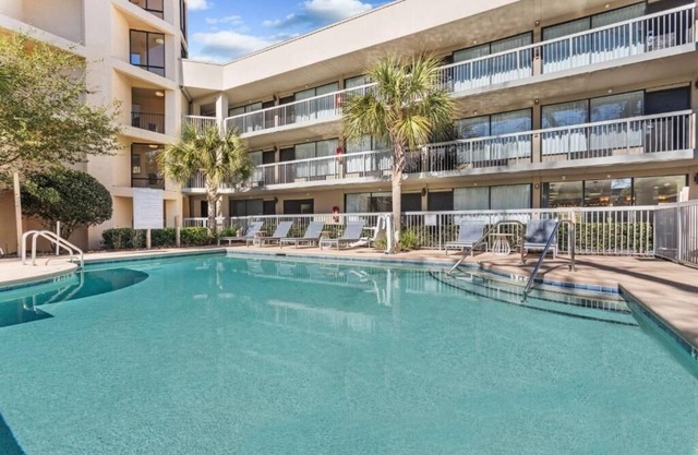 Modern Room w/Complimentary Breakfast & Pool Access