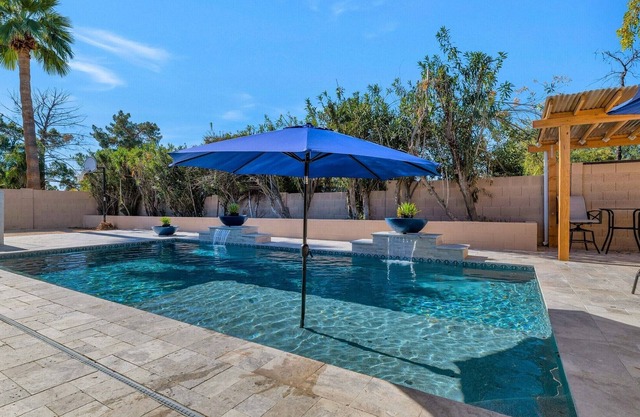Modern Scottsdale Home, 4 bedrooms! FREE Pool heat, Nearby GOLF @ TPC & Kierland