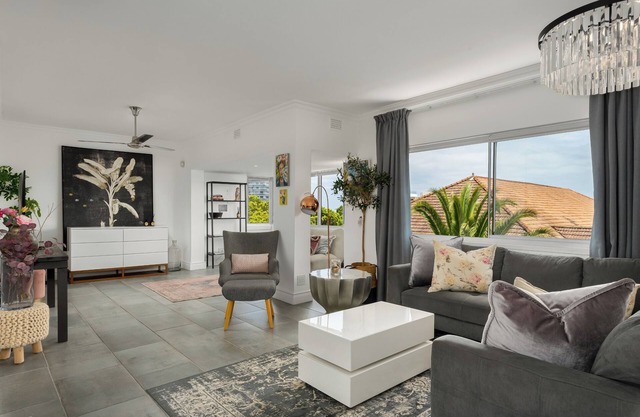 Modern Sea Point Apartment | Central | Parking