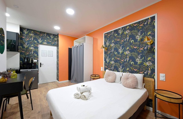 Modern, secure studio- perfect for 2- Catacombs