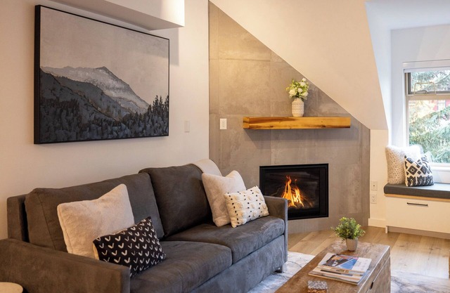 Modern Ski-In/Out 1 BR: Sleeps 4, Hot Tub, Pool. Steps to Grocery, Restaurants!
