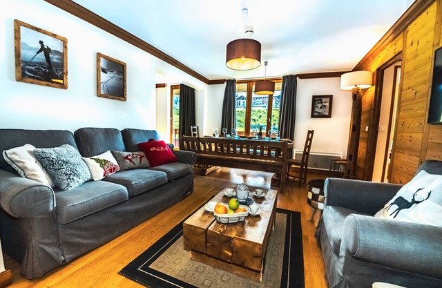 Modern Ski-In/Ski-Out Apartment with Balcony, Stunning Views & WiFi in Tignes